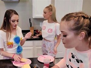 Pequeñas mejores amigas y un tipo juegan a girar la botella y se