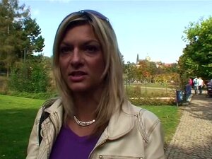 La linda se pone de acuerdo con dinero para follar con dos hombres al