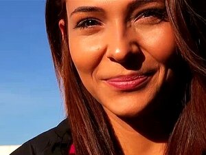 Una orgía malditamente salvaje con tres autoestopistas sexys Alexis