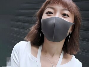 Una MILF asiática no puede dejar de chorrear y correrse dentro de su