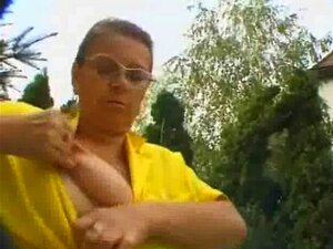 Abuela peluda se masturba en el jardín