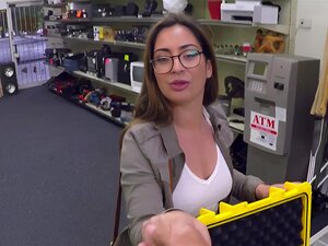 XXX PAWN - Haciendo un trato con la Playgirl europea con gafas Charlie