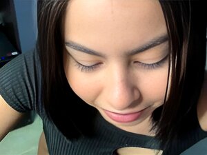 Sexy jovencita latina amateur de 18 años recibe semen en su boca POV