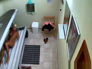 Sexy rubia bronceando su hermoso cuerpo,