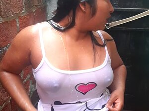 Mi sobrina estaba tomando un baño y la grabé escondida, pero esa