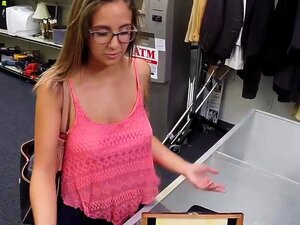 La caliente Layla London y su historia sollozante en la casa de