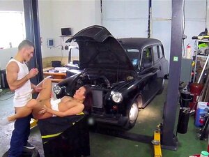 Mecánico automático folla a la taxista en su tienda
