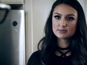 Eliza Ibarra se acuesta y abre sus gruesas piernas de par en par.