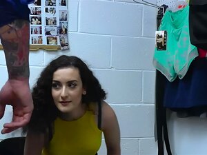 Billy atrapa a Lyra robando en una tienda, encendiendo una pasión