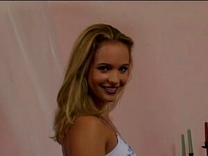 Una hermosa rubia recibe una desagradable corrida en la cara. Tiffany