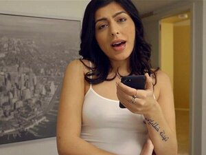 La hermanastra de Oriente Medio quiere probar mi polla. La hermanastra