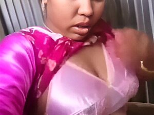 Bhabhi bangladesí insatisfecha mostrando sus grandes tetas y coño