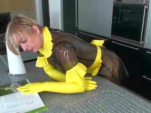 Tipo pervertido en un traje de látex se folla a su esclava sirvienta