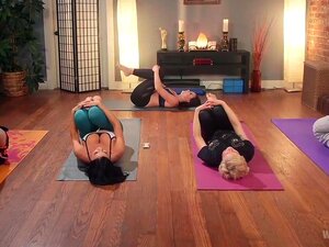 Yoga de coño: ¡La instructora Chanel Preston castiga a la estudiante