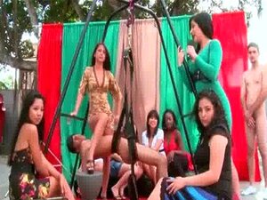 Chicas chupando polla en sexo swing en público para un reality show