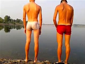 bañándose