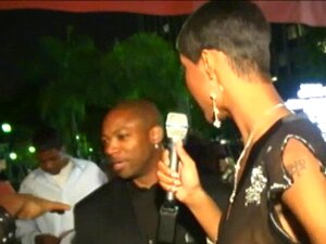 Hombres guetos follan a una linda. La puta blanca es doblemente