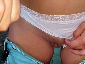 Corriéndome en mis bragas en el campo y usando eso