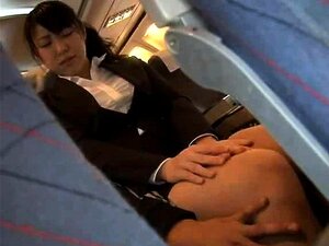 Mira a una mujer asiática fresca ser manoseada y follada en un avión