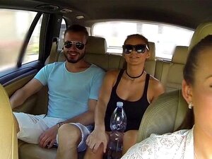 Mujer conductora de taxi falsa folla en cámara