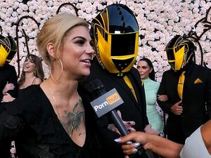 PH AWARDS - Bridgette B en la alfombra desnuda