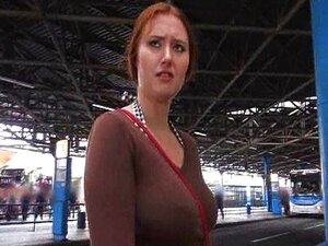 Sexo público con una amateur pelirroja