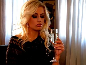 La estrella porno cachonda Jessie Volt en lencería fabulosa,