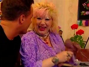 Abuela gordita disfruta del fisting y el sexo