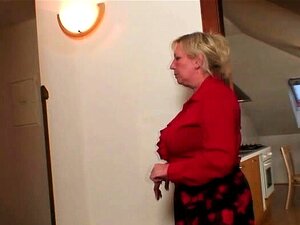 Abuela tetona muy vieja complace a dos chicos lindos