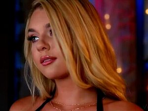 La estrella porno natural tetona Gabbie Carter se masturba al piano