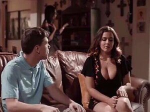 MILF caliente engañada y seducida por un chico lindo y su mamá
