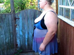 Milf rusa gorda con grandes tetas, fumando y meando
