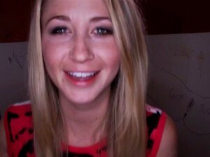 Rubia en el glory hole folla y chupa