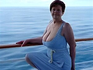 Subiendo alto, portada nunca vista de la canción con una vieja puta