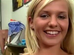 Linda rubia dp primera vez. Linda rubia Bella es penetrada POV