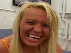 ¡La estudiante se llena de carne de chocolate!