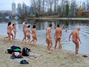 Un chapuzón en grupo muestra tetas desnudas, así que nadar desnudo