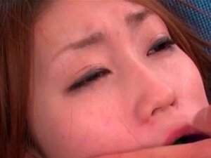 A la asiática le gusta el consolador en la boca. A la asiática le