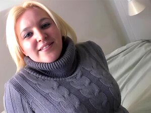 La vecina voluminosa me muestra sus enormes tetas y su gran culo