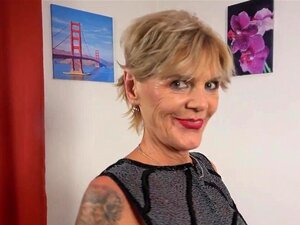 Una mujer anciana significa alegría parte 497