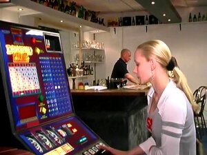 El camarero se folla a la rubia en el pub