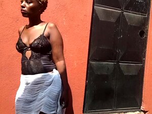 Diminuta belleza afro fumando, sacudiendo el trasero,haciendo