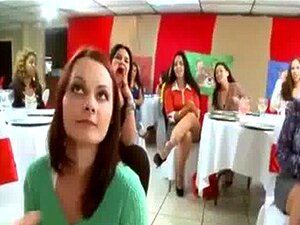 Chicas de fiesta follan una verga enorme en la salvaje extravaganza de