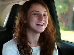 Una morena cachonda quiere un coche convertible, así que va a ver a