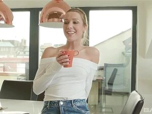 El ano interno de Alexis Crystal se pega a su polla mientras la