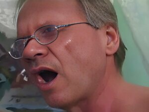 Esposa madura gorda y curvilínea con medias negras. Esposa madura