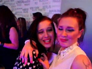 Chicas coquetas se ponen absolutamente salvajes y desnudas en una