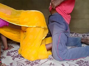 La esposa llevaba sari de cúrcuma.  El marido folla mucho.