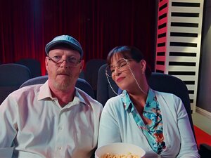 Hora del cine y la chica Athena Faris gimió durante la película