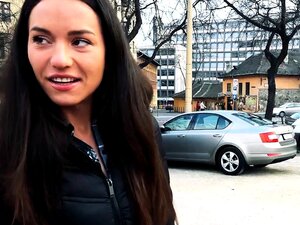 La increíble Nataly Gold le da una paja a un extraño